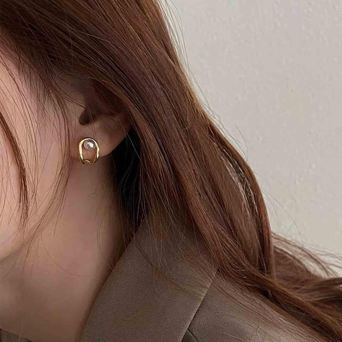 Vintage Pearl Claw Earrings Pearl Claw Stud Earrings Gold Circle Earrings Minimal Pearl Earrings Jewelry for Women